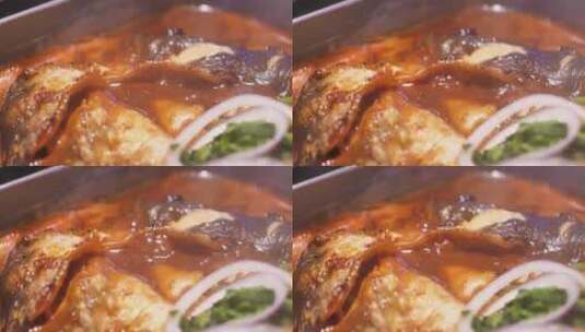中国人母子餐厅吃烤鱼火锅高清在线视频素材下载