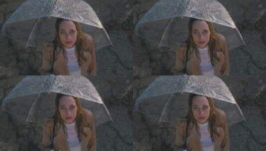 女人打着伞在雨中仰望天空 高清在线视频素材下载