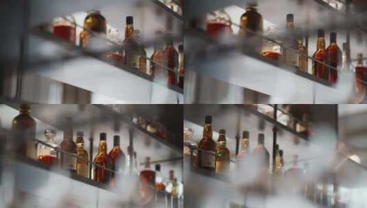 酒吧内成列的洋酒和悬挂的玻璃红酒杯高清在线视频素材下载
