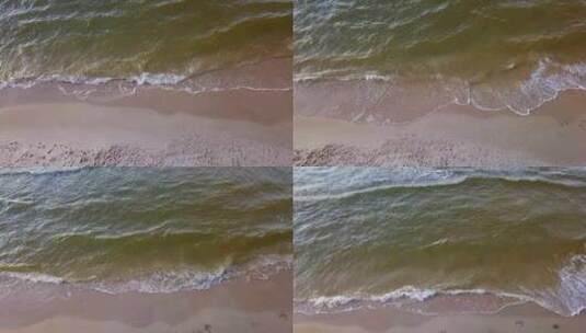 波罗的海沙滩上海浪的鸟瞰图。4k无人机拍摄的海浪撞击商店的镜头高清在线视频素材下载