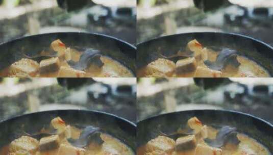 深紫色菠菜加入鱼块酱高清在线视频素材下载