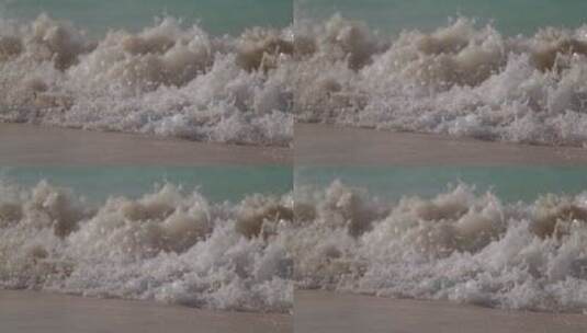 海浪在冲击海滩并冲出泡沫高清在线视频素材下载
