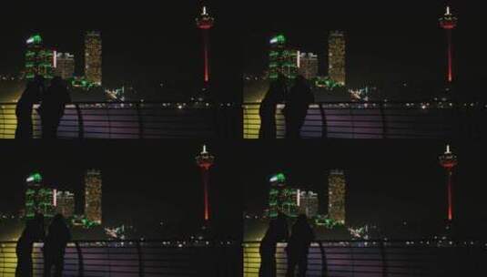 情侣靠在围栏上欣赏城市夜景高清在线视频素材下载