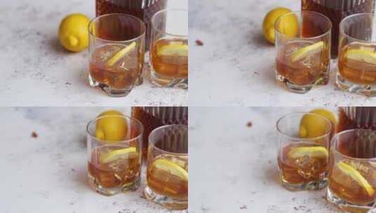 两杯加冰和柠檬片的威士忌高清在线视频素材下载