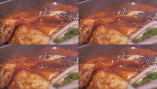 中国人母子餐厅吃烤鱼火锅高清在线视频素材下载