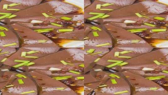 凉拌鸭血美食菜品4k竖版实拍平移镜头高清在线视频素材下载
