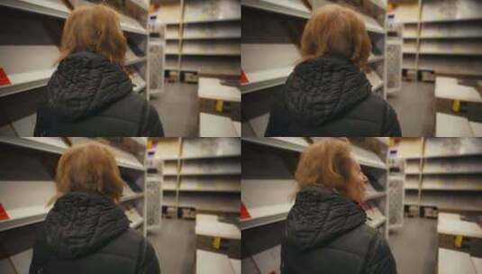 奶奶的自助旅行令人振奋的镜头，一位老太太高清在线视频素材下载