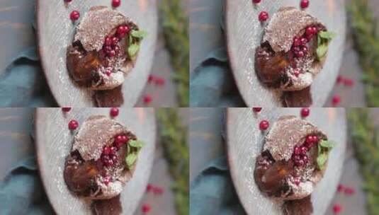 甜点巧克力软糖在木制背景与浆果装饰高清在线视频素材下载