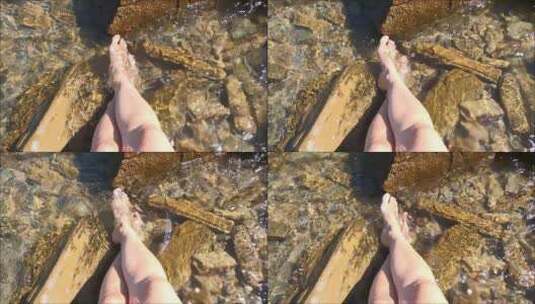 在海水里泡脚的女人腿部特写高清在线视频素材下载