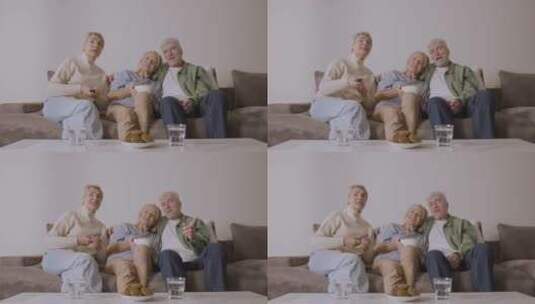 坐在沙发上看电视的三个老人高清在线视频素材下载