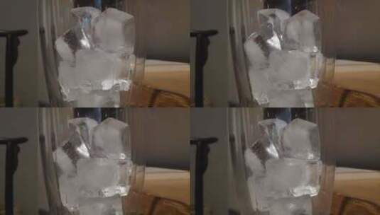 冰块在水杯里融化高清在线视频素材下载