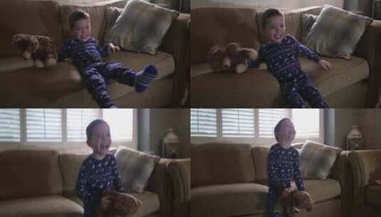 倒在沙发上玩小熊玩偶的男孩高清在线视频素材下载