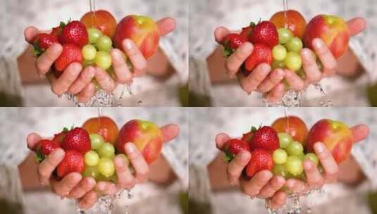 手牵着手冲洗草莓、苹果和葡萄高清在线视频素材下载