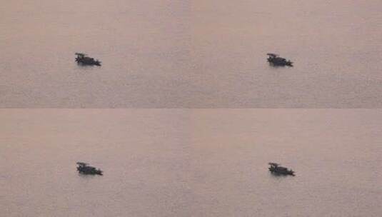 江面上滑行的小船高清在线视频素材下载