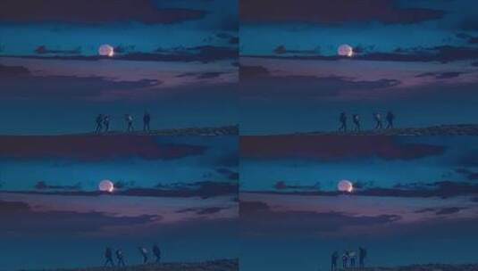 夜晚团队4人在月光下山顶徒步旅行高清在线视频素材下载