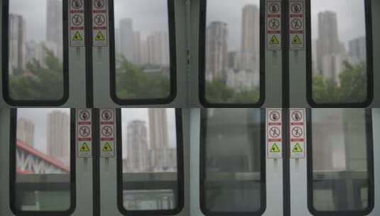 重庆轻轨地铁列车2号线航行风景大溪沟站高清在线视频素材下载