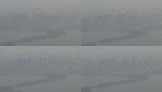 航拍武汉东湖公园清晨大雾江岸城市建筑高清在线视频素材下载