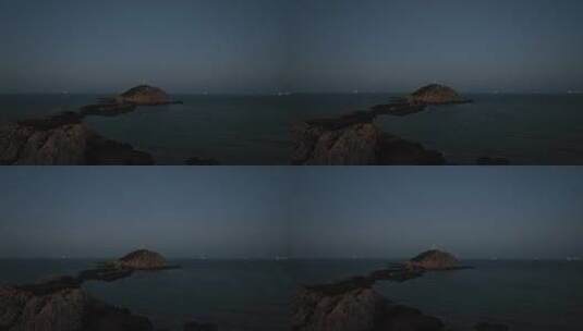 夜晚大海灯塔风车岛上的灯塔晚上海岛灯光高清在线视频素材下载