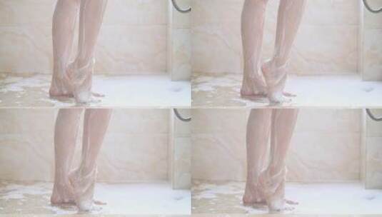 女孩在浴室冲凉洗澡4k视频素材高清在线视频素材下载