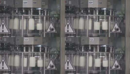 牛奶厂将乳制品倒入塑料瓶的输送线。高清在线视频素材下载