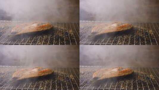 夜生活中的烤鱼高清在线视频素材下载