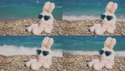 海滩上毛绒绒的布娃娃高清在线视频素材下载