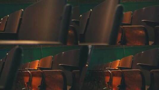 陈旧剧院旧的时光-旧电影院-椅子特写高清在线视频素材下载