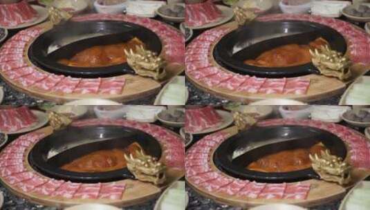 沸腾涮火锅牛肉成都重庆牛油麻辣鸳鸯锅食材高清在线视频素材下载