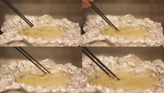 电磁炉铝箔纸制作花甲粉丝锡纸蛏子高清在线视频素材下载