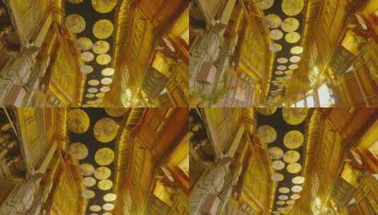云南丽江古城游客四方街纸雨伞网红街夜景高清在线视频素材下载