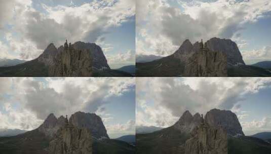 登山运动员站在多洛米蒂陡峭的岩石上；戏剧性的空中立管高清在线视频素材下载